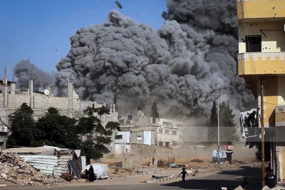 قصف الاحتلال لمدرسة أبو حلو التي تؤوي النازحين في مخيم البريج وسط قطاع غزة 